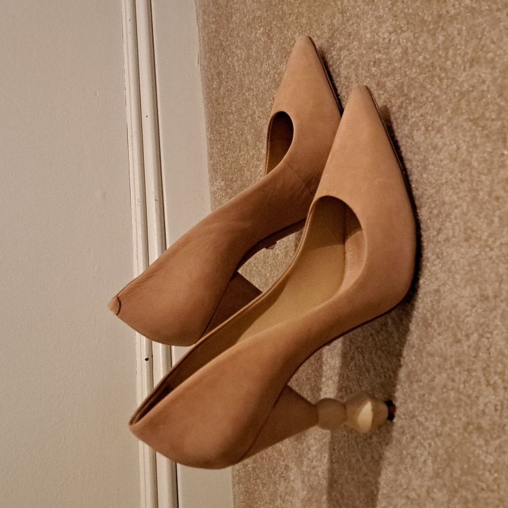 Schutz Pointed Honey Beige Modern Shaped Heels Size 10B EUC leather sole